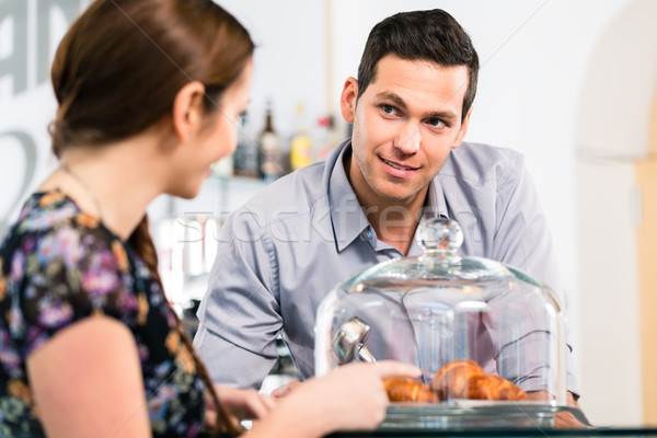 Foto stock: Amistoso · camarero · ofrecimiento · jóvenes · femenino · cliente