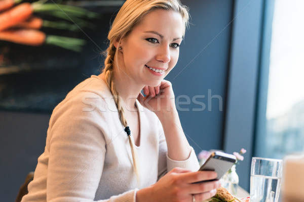 [[stock_photo]]: Femme · téléphone · train · cabine · médias · sociaux · urbaine