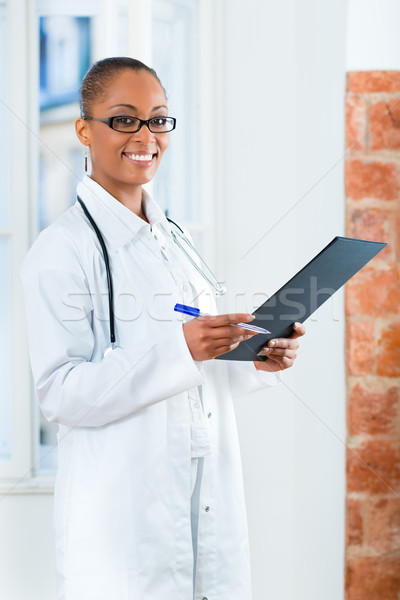 Portret tineri femeie medic clinică negru Imagine de stoc © Kzenon
