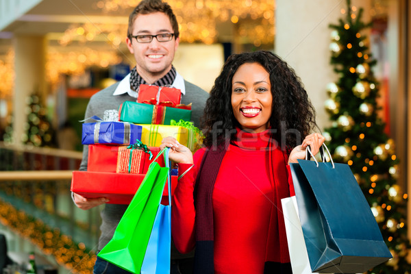Paar Weihnachten Warenkorb präsentiert Mall Stock foto © Kzenon