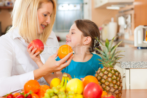 母親 孩子 水果 健康飲食 坐在 廚房 商業照片 © Kzenon