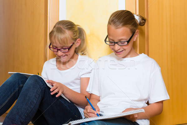 Meisjes huiswerk school zusters samen home Stockfoto © Kzenon