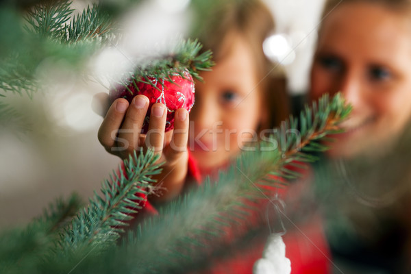 Stockfoto: Familie · kerstboom · jong · meisje · helpen · moeder