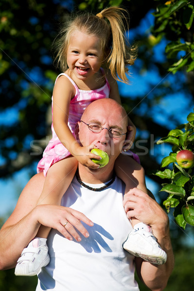 Ernährung daddy Apfel Mädchen Äpfel Sitzung Stock foto © Kzenon