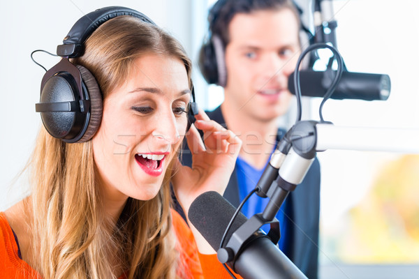 Radio estación aire hombre mujer Hosting Foto stock © Kzenon