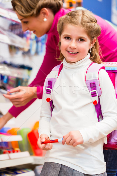 Familie cumpărare rechizite scolare papetarie stoca fetita Imagine de stoc © Kzenon
