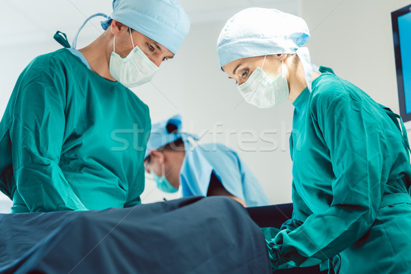 [[stock_photo]]: Médecins · chirurgiens · patient · hôpital · plein · concentration