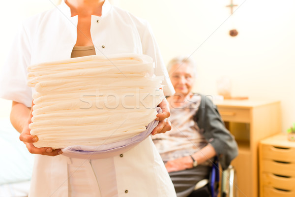 Сток-фото: молодые · медсестры · женщины · старший · дом · престарелых