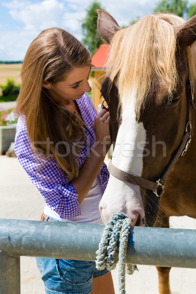 Stockfoto: Jonge · vrouw · stabiel · paard · zonneschijn · wilg · zon