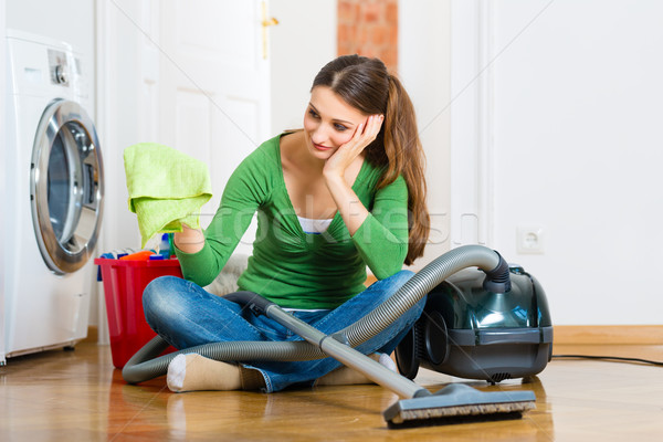 Mujer limpieza de primavera limpieza casa día Foto stock © Kzenon
