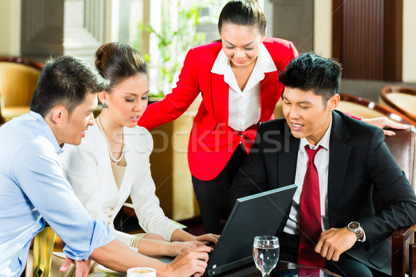 Asian ludzi biznesu spotkanie hotel lobby cztery Zdjęcia stock © Kzenon