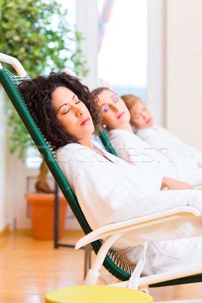 Vrouwen ontspanning kamer wellness spa vrienden Stockfoto © Kzenon