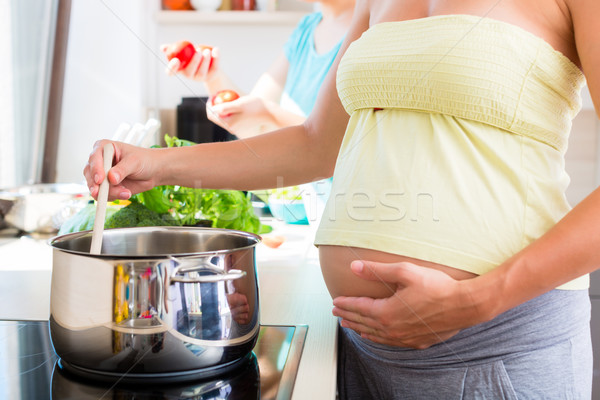 Zwangere vrouw koken beste vriend pot kachel voedsel Stockfoto © Kzenon