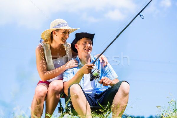 Foto d'archivio: Uomo · canna · da · pesca · lago · abbraccio · donna