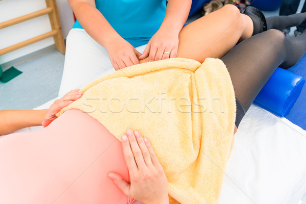 Terapeuta kobieta w ciąży kompresja pończochy kobieta Zdjęcia stock © Kzenon