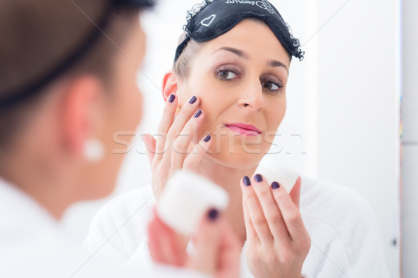 Foto stock: Mulher · make-up · adormecido · olho · máscara · roupão · de · banho