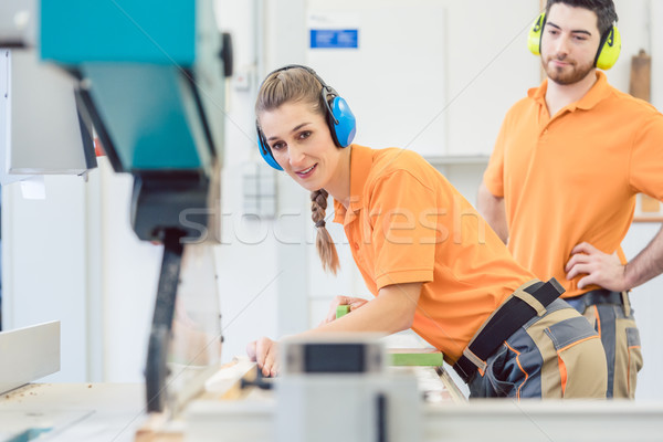 Foto stock: Carpintero · viendo · aprendiz · de · trabajo · mujer