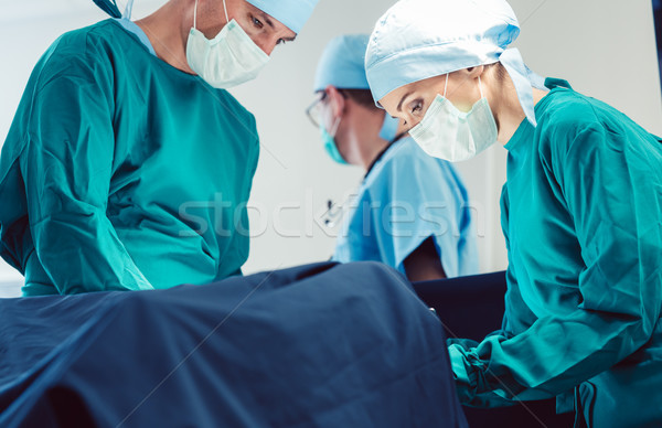 [[stock_photo]]: Médecins · chirurgiens · patient · hôpital · plein · concentration