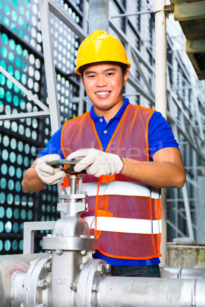 Chino técnico de trabajo válvula ingeniero edificio Foto stock © Kzenon