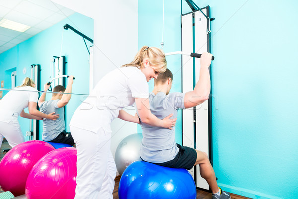 Deporte rehabilitación paciente fisioterapia terapeuta hombre Foto stock © Kzenon