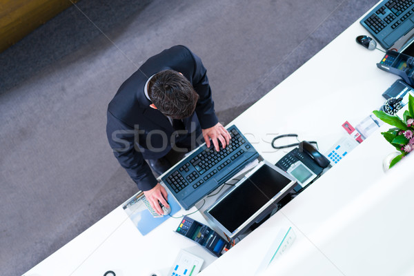 Hôtel réceptionniste travail bureau ordinateur [[stock_photo]] © Kzenon