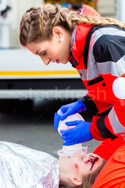 Ambulanţă medic oxigen femeie victima caz de urgenţă Imagine de stoc © Kzenon