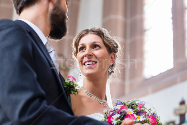 Stock fotó: Pár · menyasszony · vőlegény · esküvő · templom · virágok