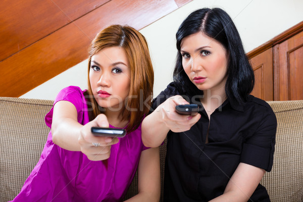 Dwa asian dziewcząt domu oglądania telewizja Zdjęcia stock © Kzenon