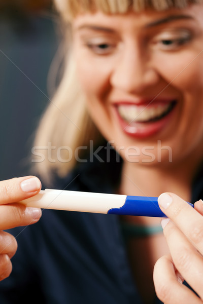 Kobieta test ciążowy szczęśliwy patrząc podniecony ciąży Zdjęcia stock © Kzenon