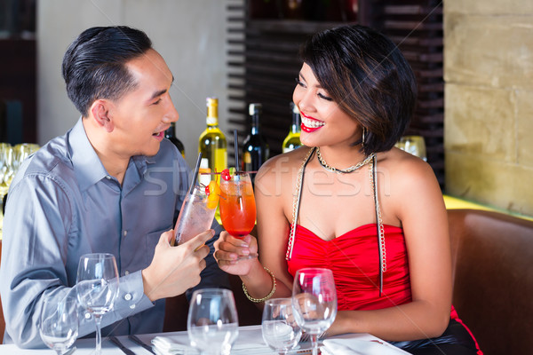 Asiatic cuplu potabilă cocktail-uri bar dragoste Imagine de stoc © Kzenon