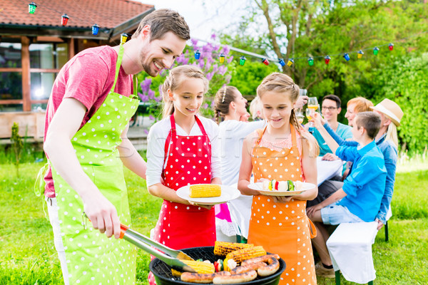 Familie barbecue tuinfeest gelukkig gezin huis voorjaar Stockfoto © Kzenon