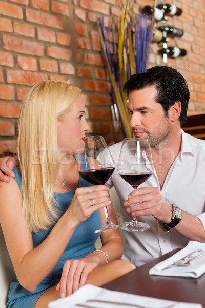 Zdjęcia stock: Atrakcyjny · para · pitnej · wino · czerwone · restauracji · bar