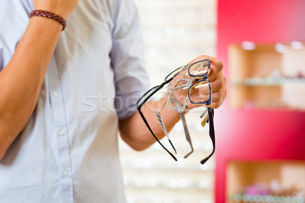 Jeune homme opticien verres puissance client vendeur [[stock_photo]] © Kzenon