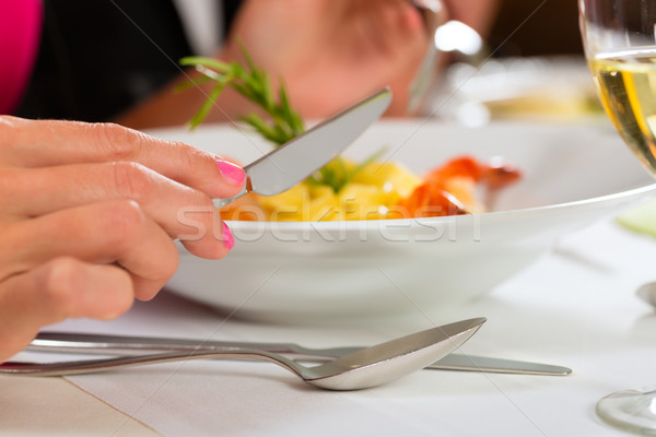 Oameni amenda de mese elegant restaurant alimente tabel Imagine de stoc © Kzenon
