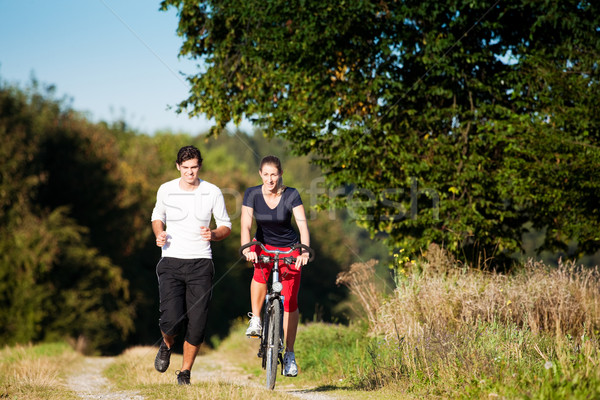 Foto stock: Jóvenes · deporte · Pareja · correr · ciclismo · fitness