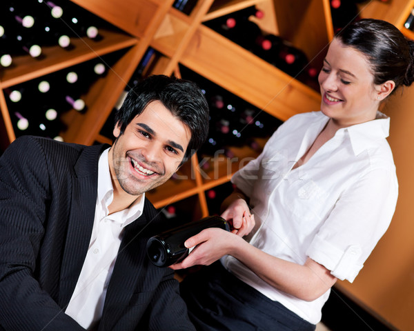 Kellnerin Restaurant bietet Rotwein Weinbar Flasche Stock foto © Kzenon