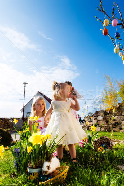 Copii easter egg hunt bunny luncă primăvară prim plan Imagine de stoc © Kzenon