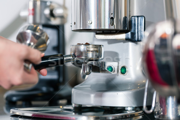 Pincér eszpresszó automatikus kávéfőző közelkép kezek Stock fotó © Kzenon