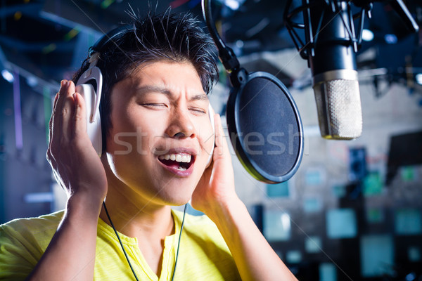Asiatic masculin cântăreaţă cantec profesional Imagine de stoc © Kzenon