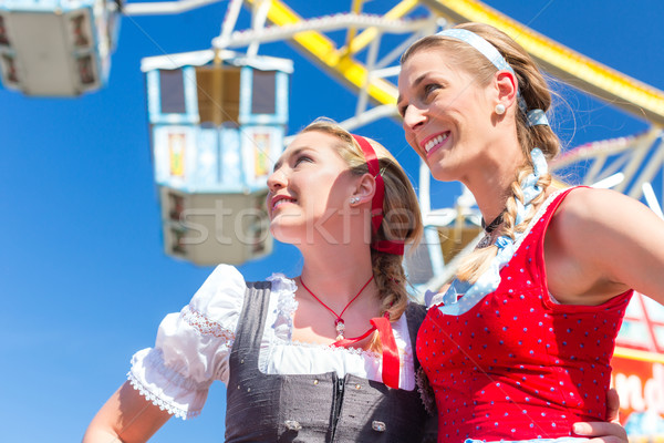 Freundinnen besuchen  Volksfest haben Spaß  Stock photo © Kzenon