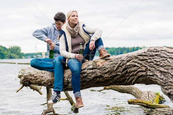Mann Frau Sitzung trinken Bier Strand Stock foto © Kzenon