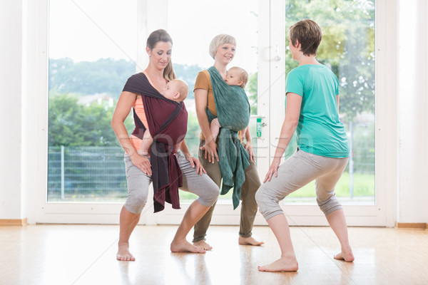 Foto stock: Mulheres · jovens · bebês · bonding · piso · mulher