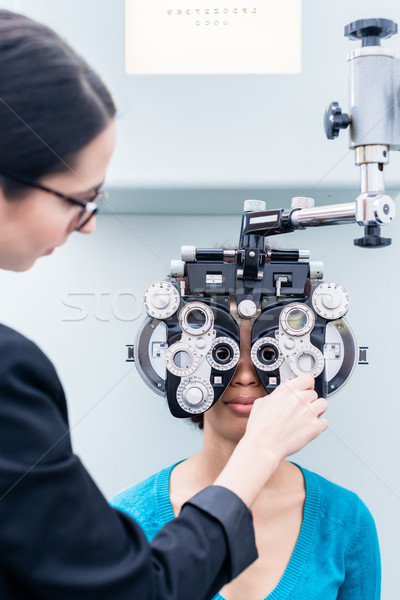 Foto stock: Oculista · mulher · olho · optometrista · olhos