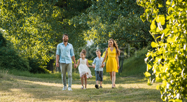 Famiglia felice due bambini holding hands ricreativo piedi Foto d'archivio © Kzenon