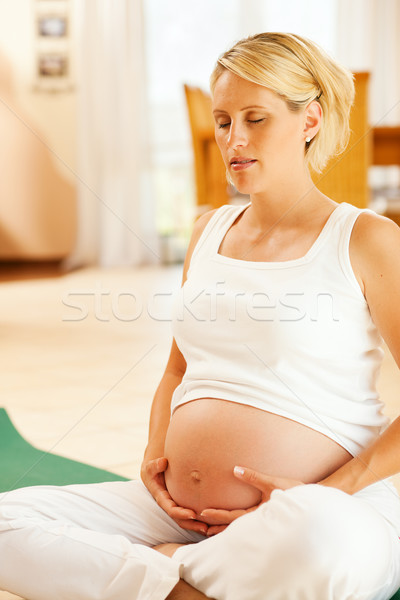 Zwangere vrouw zwangerschap yoga mediteren vergadering vloer Stockfoto © Kzenon