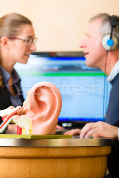 Gehörlose Mann Test älter Rentner Problem Stock foto © Kzenon