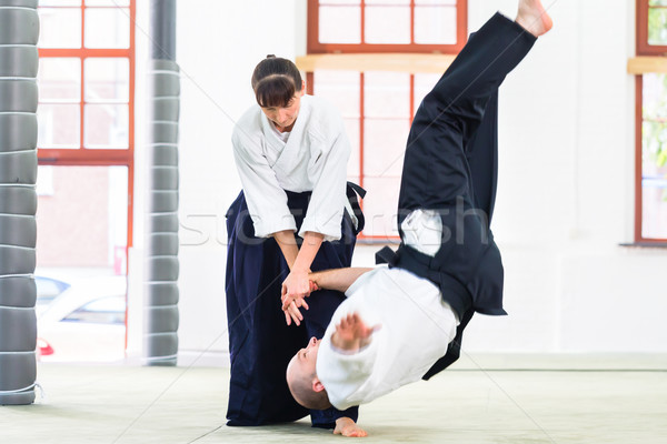 Om femeie lupta aikido arte martiale şcoală Imagine de stoc © Kzenon