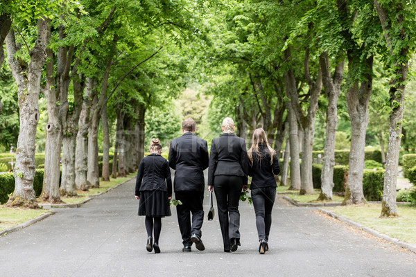 Familie lopen beneden steegje kerkhof man Stockfoto © Kzenon