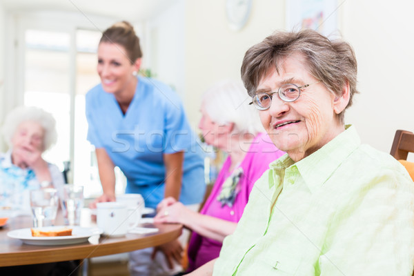 Gruppe Senioren Essen Pflegeheim Krankenschwester home Stock foto © Kzenon