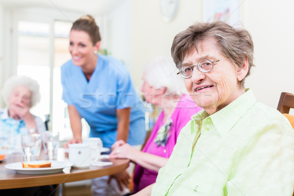 Stock foto: Gruppe · Senioren · Essen · Pflegeheim · Krankenschwester · home